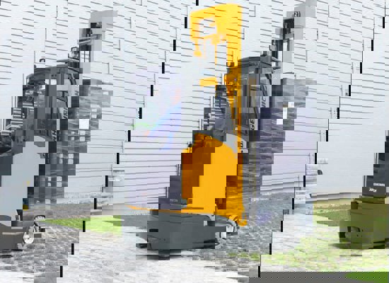 jh-etvc16-narrow-aisle-forklift-cost